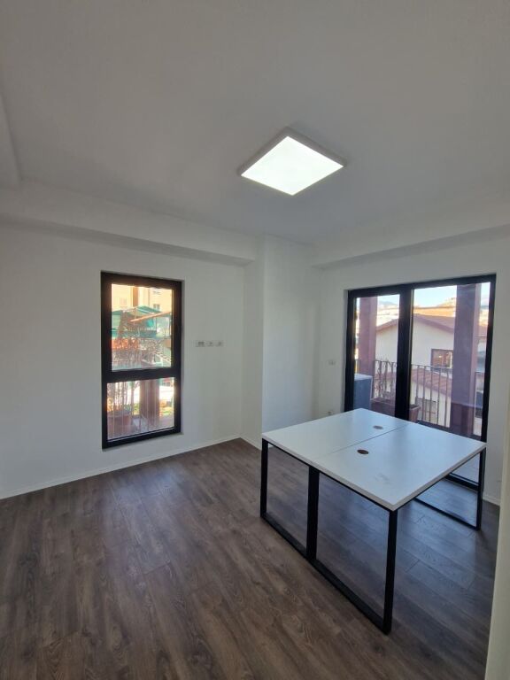 Jepet me qera Ambient Biznesi 2+1 Rruga e Kavajes,Tek Garden Building   ID 5312