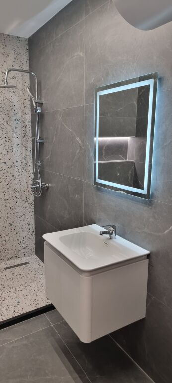 NJË APARTAMENT QË NUK ËSHTË THJESHTË PËR TË JETUAR… ËSHTË PËR TË SHIJUAR. ✨  🏡 APARTAMENT 2+1 | MISTO MAME | TIRANË