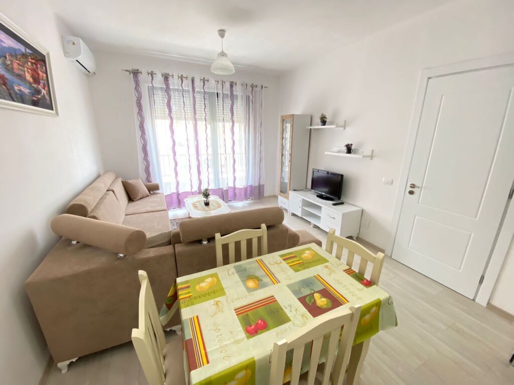🏡 Jepet me Qera Apartament 3+1  📍 Kinostudio afer karburant kastratit 💰Cmimi 60.000 Lekë/Muaj 🚗 me parkim