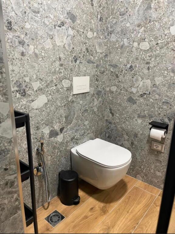 Ish Blloku - Jepet Me Qera Penthouse Luxury 100m2 + 130m2 Verande Apartamenti ndohet ne katin e fundit te nje pallati te ri me ashensor Ky Penthouse ofron nje jetese luxury dhe te qete ne zonen me te mire te qytetit, ne Bllok. Apartamenti organizohet ne nje sallon te bollshem dhe me drite natyrale, dy dhoma gjumi, nje ambjent gatimi dhe nje verande 130m2 Lokacioni eshte prane shkolles Edith Durham