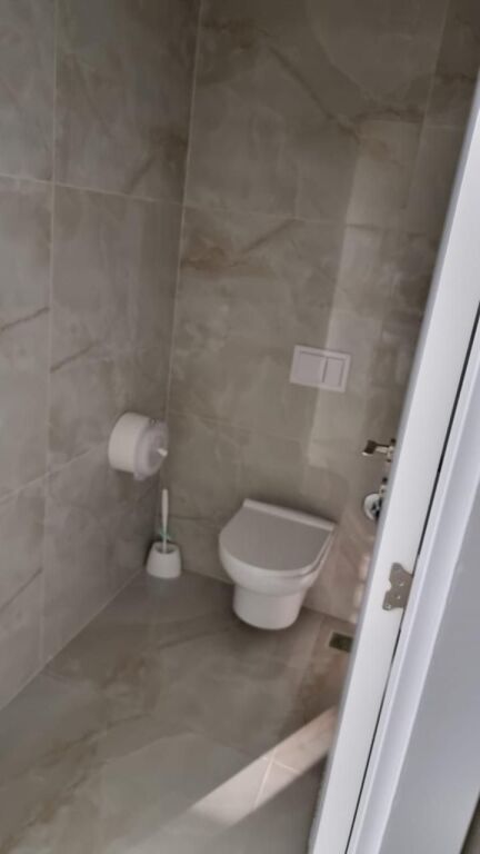 Jepet me qera ambient per klinike/laburator!!