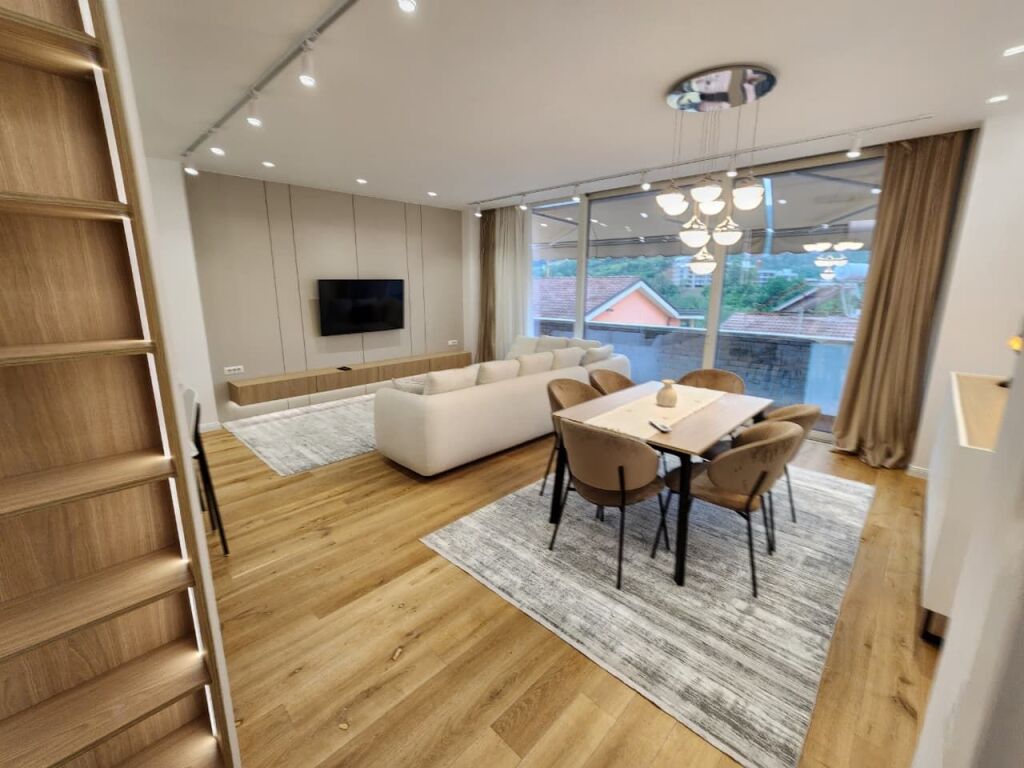 # In Affitto: Appartamento 2+1+2 Bagni &amp; 3 Balconi (+1 Posto Auto) 📍Liqeni Thatë / Radisson (135m2) 🔥🔥 Super Moderno | Prima Volta in Affitto ❤️ | €1.350/Mese