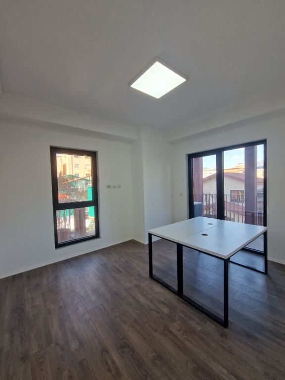 Jepet me qera Ambient Biznesi 2+1 Rruga e Kavajes,Tek Garden Building   ID 5312