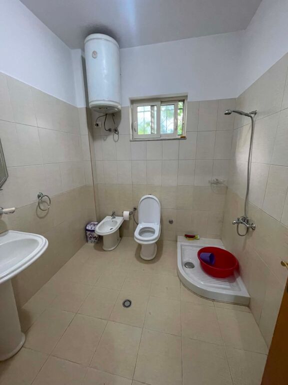 jepet me qera 1+1 i mobiluar + parkim, rruga 5 maji