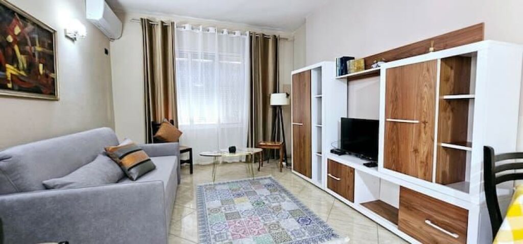 Rruga  e Kavajes Jepet 1+1 me qera Apartament  