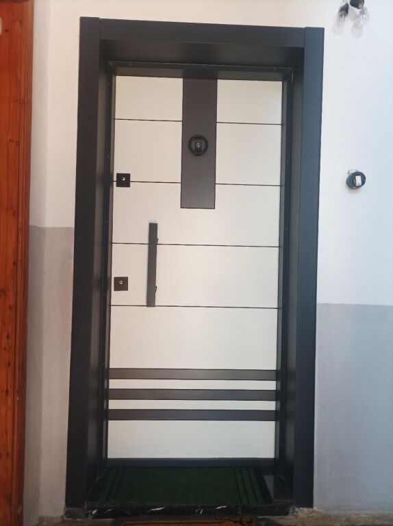 Shitet apartamenti 1+1
