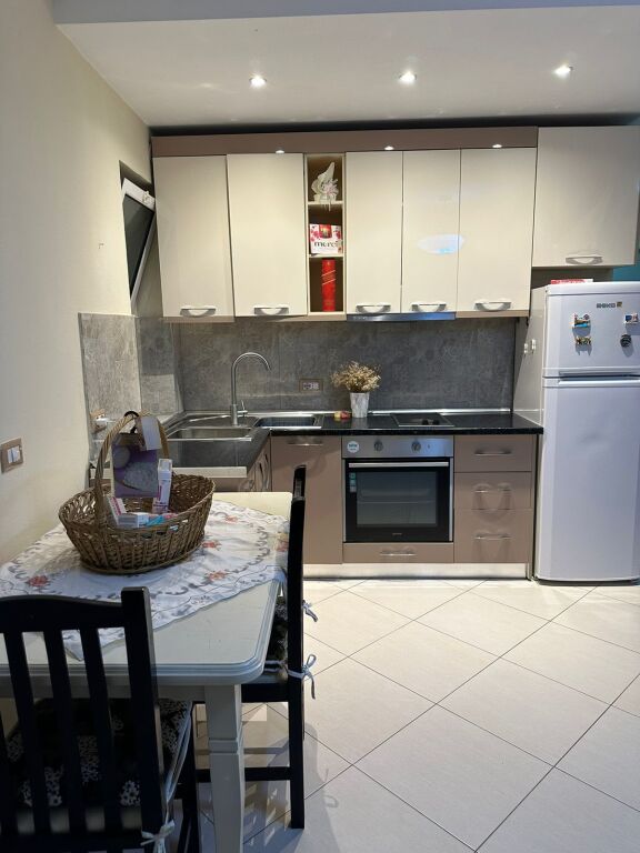 🏢 Nella zona di Rr.se Dibres, Rr. Gjon Buzuku, si affitta appartamento 1+1 arredato 45.000 Leke