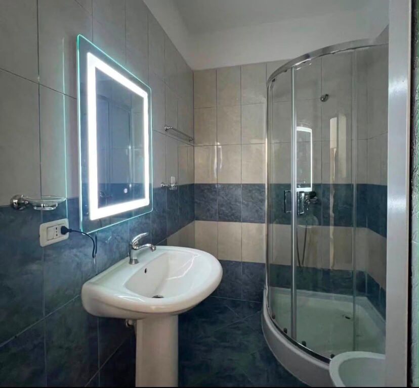 🏡 IN AFFITTO | APPARTAMENTO 1+1 – MYSLYM SHYRI ✨  📍 Posizione: Myslym Shyri 📐 Superficie: 85 m² 🏢 Piano: 6, con ascensore 🛋️ Organizzazione: Soggiorno separato dalla cucina  💰 Prezzo: 65.000 Lek/mese  📞 Per maggiori informazioni o per pianificare una visita, contattaci.  Arlind RealtyPartner | 