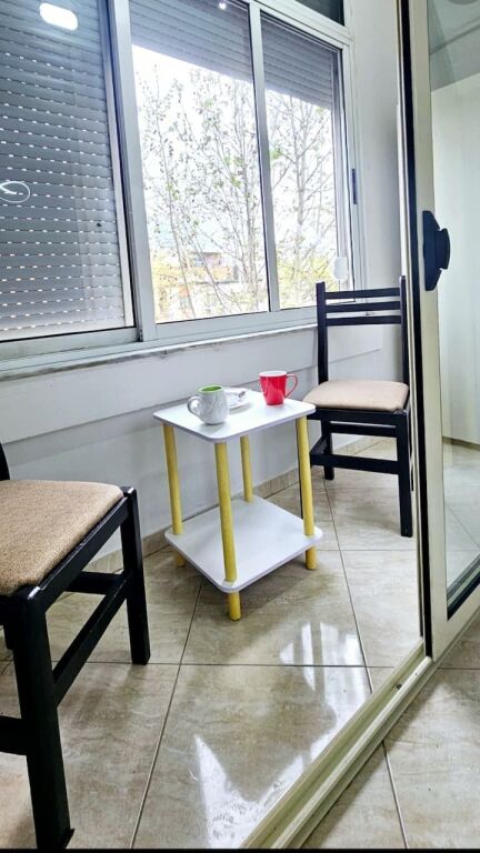 Rruga  e Kavajes Jepet 1+1 me qera Apartament  