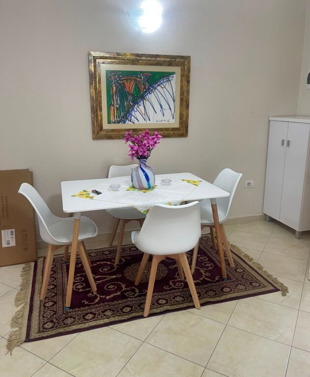 Jepet me qira apartament 1+1 te Ish-Stacioni i Trenit!