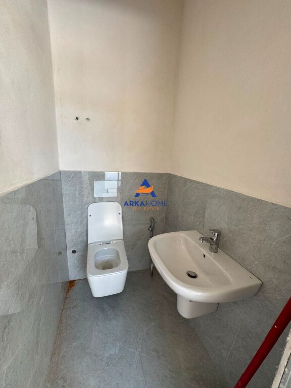 LOCALE COMMERCIALE IN AFFITTO 75,31 M2 "PASKUQAN" 80.000 LEKE