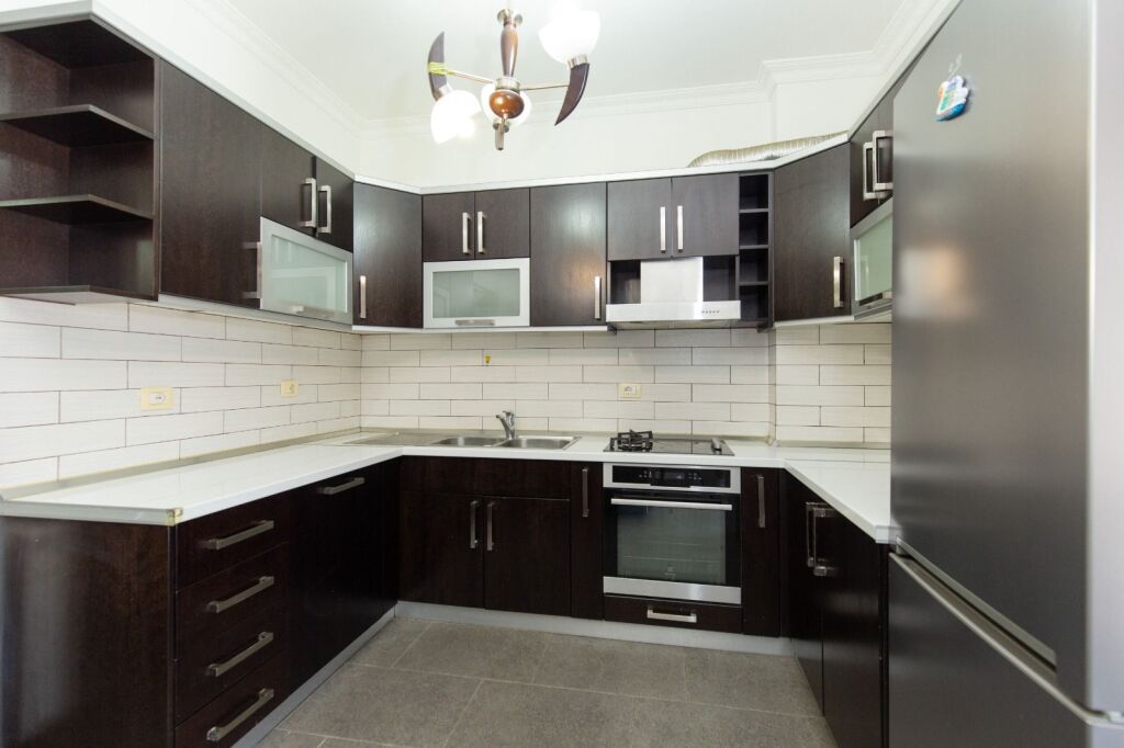 Apartment 2+1, Astir former Customs