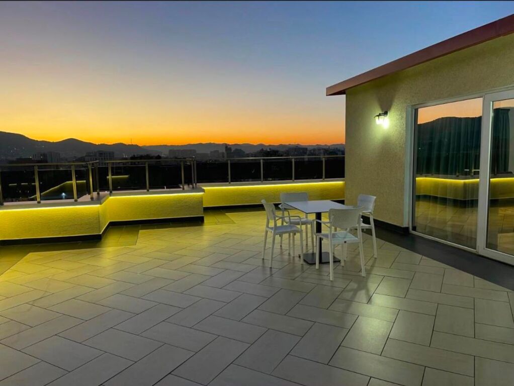 Ish Blloku - Jepet Me Qera Penthouse Luxury 100m2 + 130m2 Verande Apartamenti ndohet ne katin e fundit te nje pallati te ri me ashensor Ky Penthouse ofron nje jetese luxury dhe te qete ne zonen me te mire te qytetit, ne Bllok. Apartamenti organizohet ne nje sallon te bollshem dhe me drite natyrale, dy dhoma gjumi, nje ambjent gatimi dhe nje verande 130m2 Lokacioni eshte prane shkolles Edith Durham