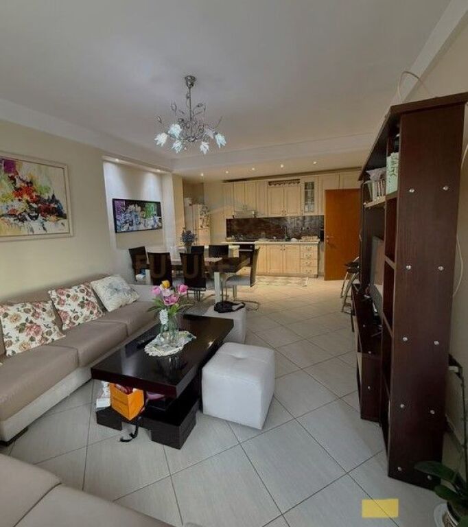 Shitet, Apartament 3+1, Unaza e Re 180,000 €