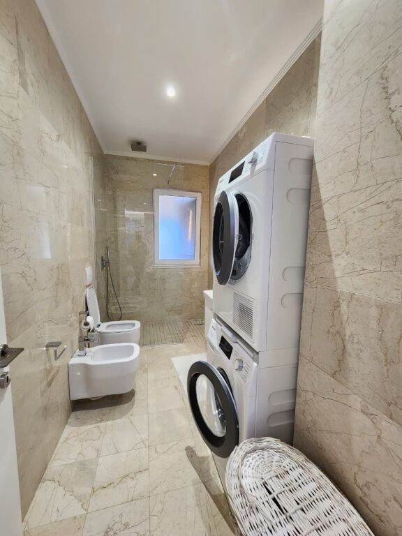# In Affitto: Appartamento 2+1+2 Bagni &amp; 3 Balconi (+1 Posto Auto) 📍Liqeni Thatë / Radisson (135m2) 🔥🔥 Super Moderno | Prima Volta in Affitto ❤️ | €1.350/Mese