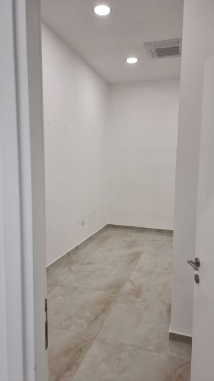 Jepet me qera ambient per klinike/laburator!!