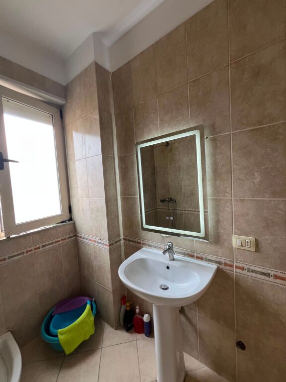 Qera | Apartament 2 + 1+2+Post Parkimi| Rruga Rrapo Hekali | 550 €/muaj