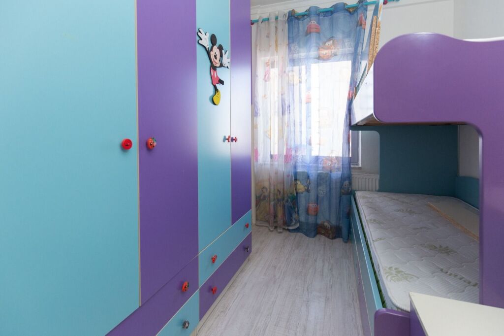 Apartment 2+1, Astir former Customs