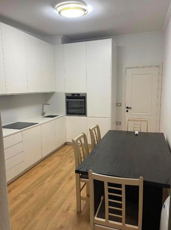 Ish Blloku - Jepet Me Qera Penthouse Luxury 100m2 + 130m2 Verande Apartamenti ndohet ne katin e fundit te nje pallati te ri me ashensor Ky Penthouse ofron nje jetese luxury dhe te qete ne zonen me te mire te qytetit, ne Bllok. Apartamenti organizohet ne nje sallon te bollshem dhe me drite natyrale, dy dhoma gjumi, nje ambjent gatimi dhe nje verande 130m2 Lokacioni eshte prane shkolles Edith Durham
