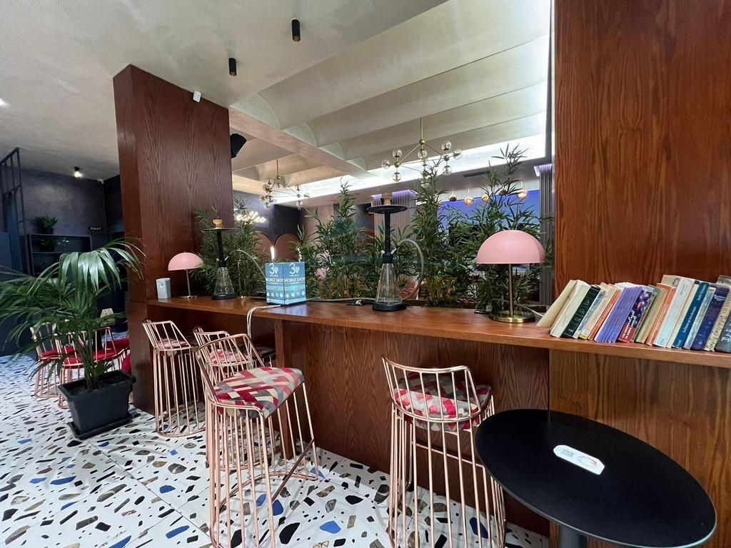 Qira, Bar Lounge, Gjimnazi "Ismail Qemali", Tiranë