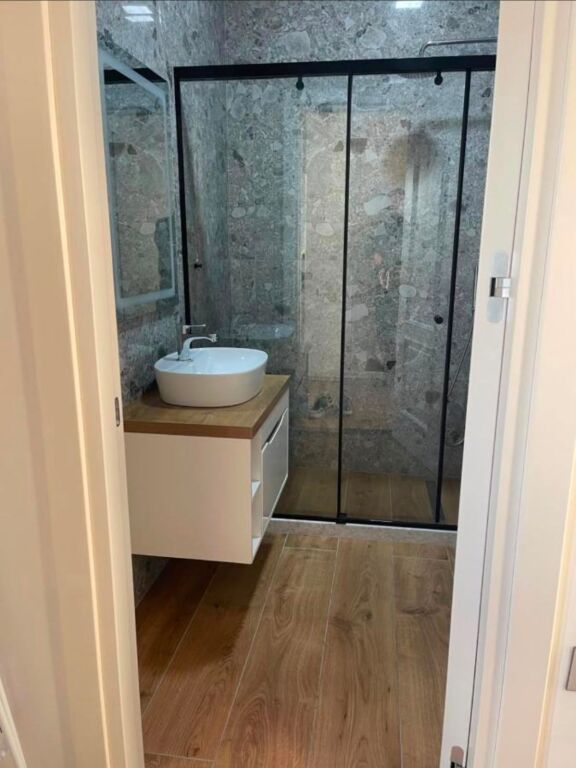 Ish Blloku - Jepet Me Qera Penthouse Luxury 100m2 + 130m2 Verande Apartamenti ndohet ne katin e fundit te nje pallati te ri me ashensor Ky Penthouse ofron nje jetese luxury dhe te qete ne zonen me te mire te qytetit, ne Bllok. Apartamenti organizohet ne nje sallon te bollshem dhe me drite natyrale, dy dhoma gjumi, nje ambjent gatimi dhe nje verande 130m2 Lokacioni eshte prane shkolles Edith Durham