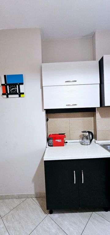 Rruga  e Kavajes Jepet 1+1 me qera Apartament  