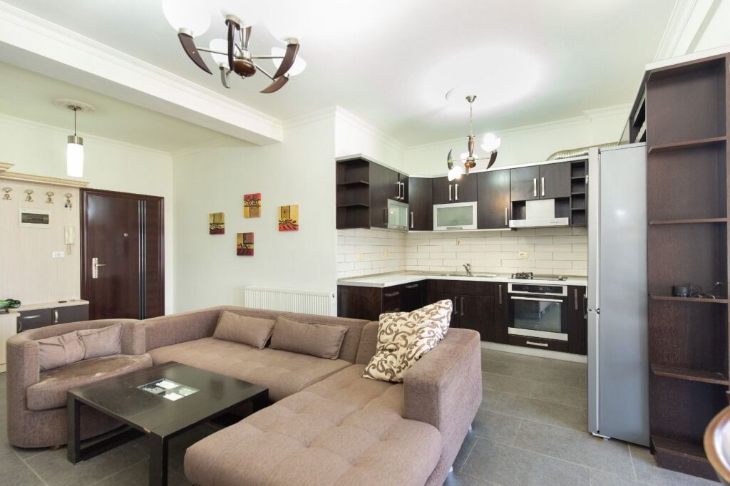 Apartment 2+1, Astir former Customs