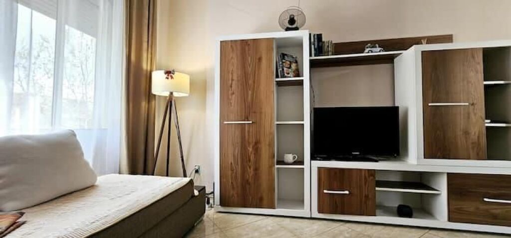 Rruga  e Kavajes Jepet 1+1 me qera Apartament  
