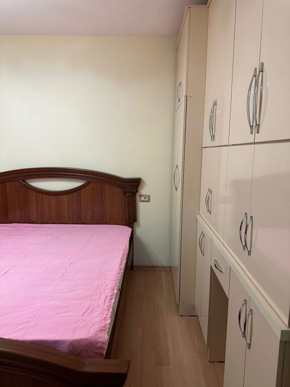 🏢 Nella zona di Rr.se Dibres, Rr. Gjon Buzuku, si affitta appartamento 1+1 arredato 45.000 Leke