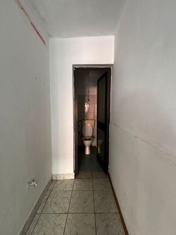 Okazion!Shiten 2 ambiente te lulishtja prane stacionit te trenit,Durres!