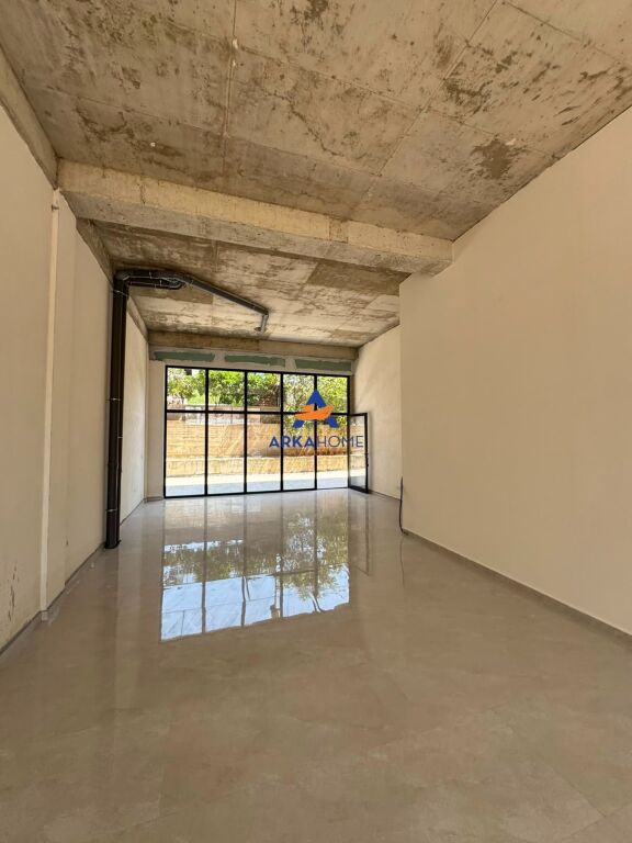 LOCALE COMMERCIALE IN AFFITTO 75,31 M2 "PASKUQAN" 80.000 LEKE
