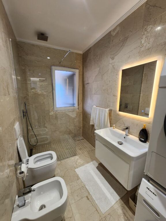 # In Affitto: Appartamento 2+1+2 Bagni &amp; 3 Balconi (+1 Posto Auto) 📍Liqeni Thatë / Radisson (135m2) 🔥🔥 Super Moderno | Prima Volta in Affitto ❤️ | €1.350/Mese
