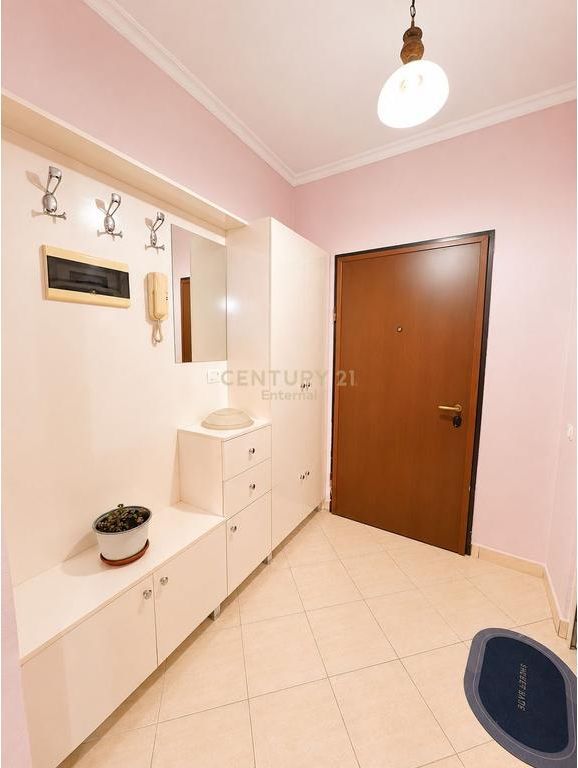 21 Dhjetori - Shitet 1+1 80m2 Kati i 9 Me Ashensor Dhe Mundesi Ndarje Ne 2+1