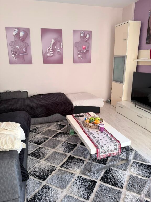 Prane Martenitetit te Ri jepet me qera apartament 1+1,i mobiluar.55,000Leke