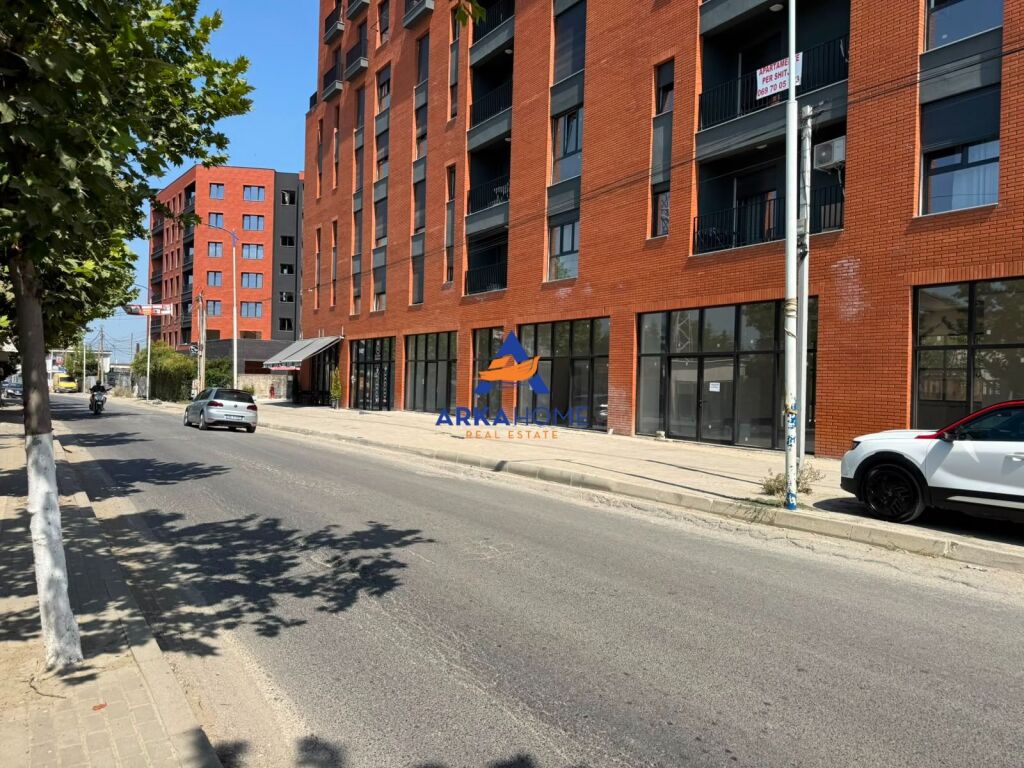 LOCALE COMMERCIALE IN AFFITTO 75,31 M2 "PASKUQAN" 80.000 LEKE
