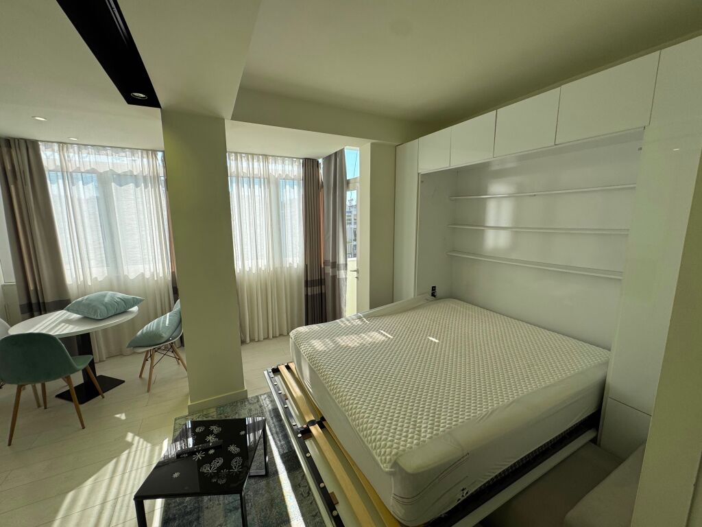 🏠 Jepet me qera Garsoniere  📍 Rruga Sami Frashëri, Sheshi Wilson 🏢 Kati 7 • Pallat me ashensor 💰 55.000 lek/muaj