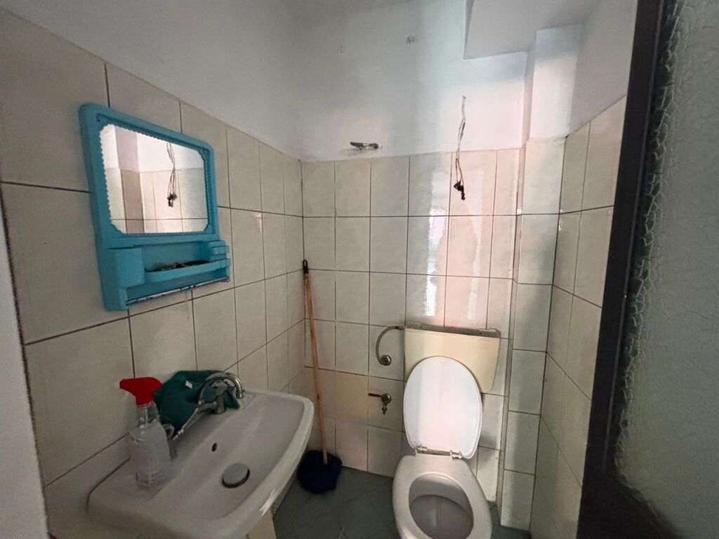 Okazion!Shiten 2 ambiente te lulishtja prane stacionit te trenit,Durres!