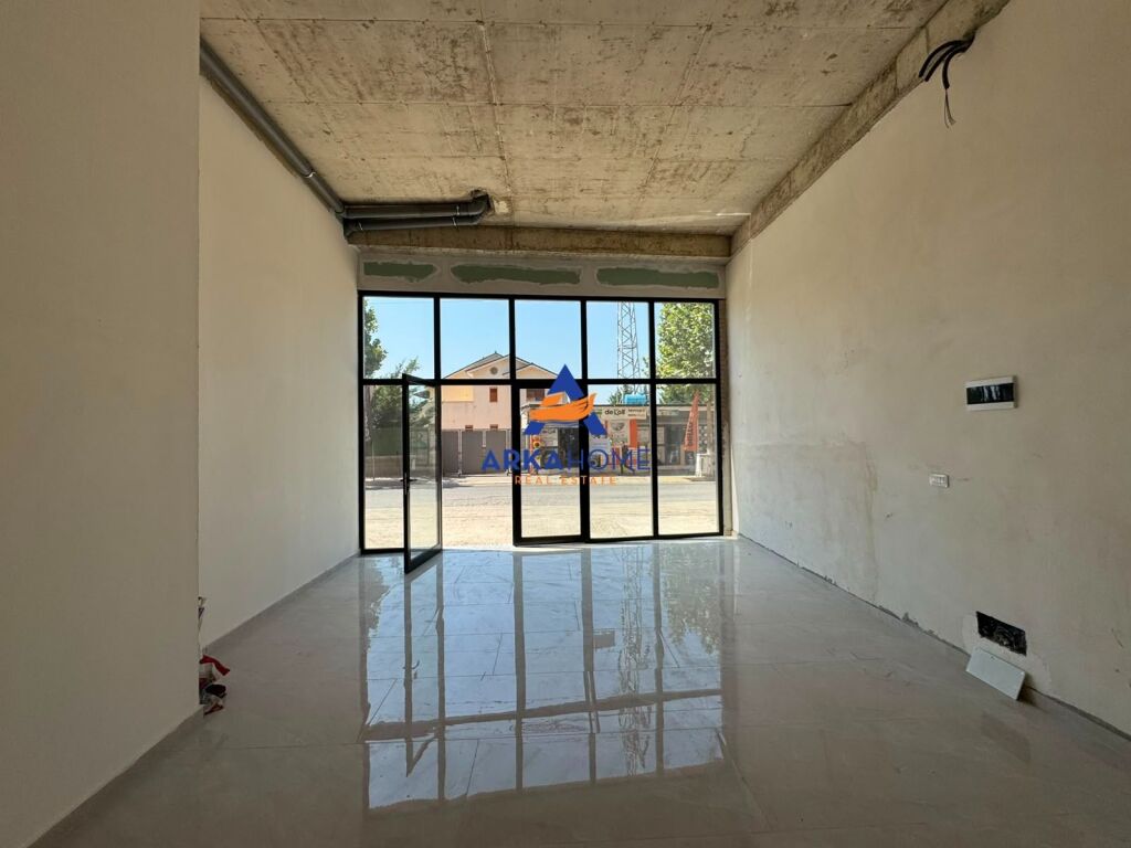 LOCALE COMMERCIALE IN AFFITTO 75,31 M2 "PASKUQAN" 80.000 LEKE