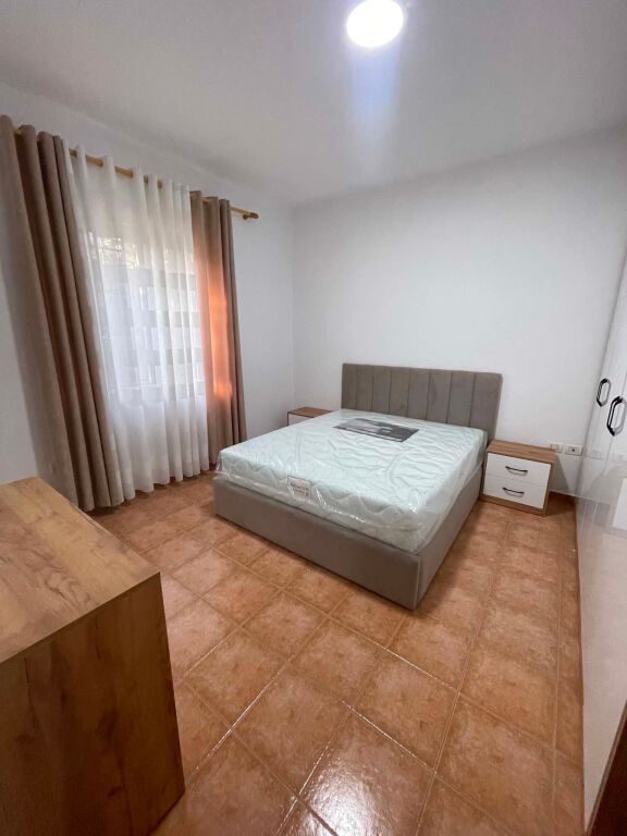 jepet me qera 1+1 i mobiluar + parkim, rruga 5 maji