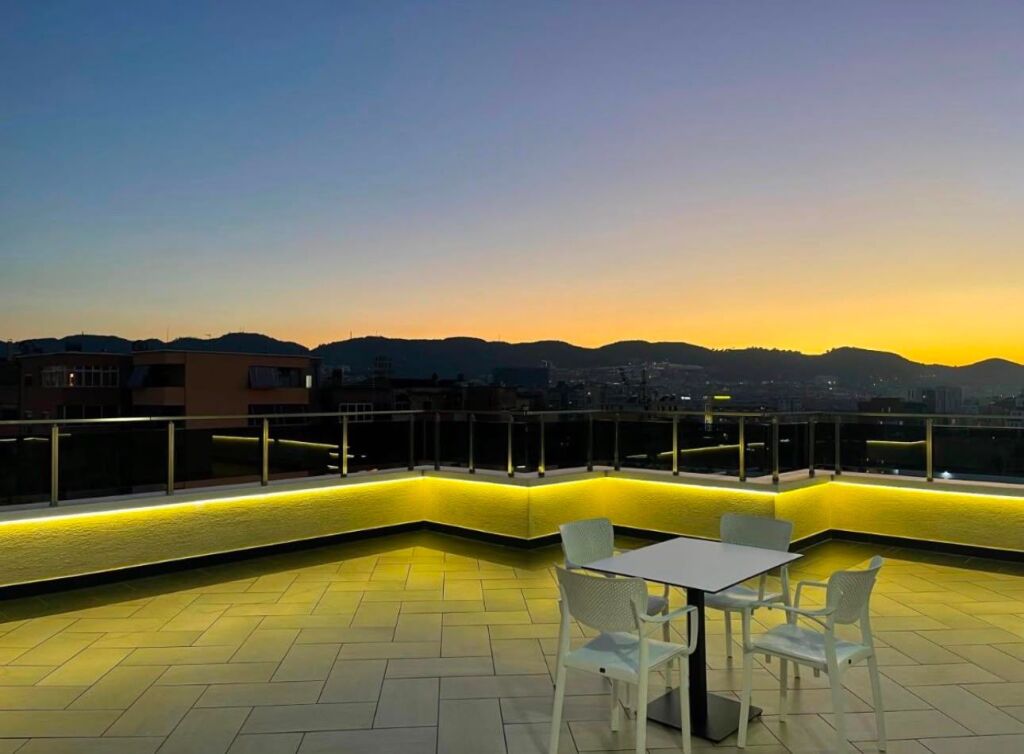 Ish Blloku - Jepet Me Qera Penthouse Luxury 100m2 + 130m2 Verande Apartamenti ndohet ne katin e fundit te nje pallati te ri me ashensor Ky Penthouse ofron nje jetese luxury dhe te qete ne zonen me te mire te qytetit, ne Bllok. Apartamenti organizohet ne nje sallon te bollshem dhe me drite natyrale, dy dhoma gjumi, nje ambjent gatimi dhe nje verande 130m2 Lokacioni eshte prane shkolles Edith Durham