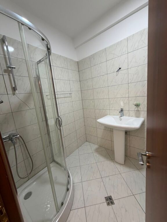 📌 SHITET APARTAMENT 2+1+2 – PAZARI I RI