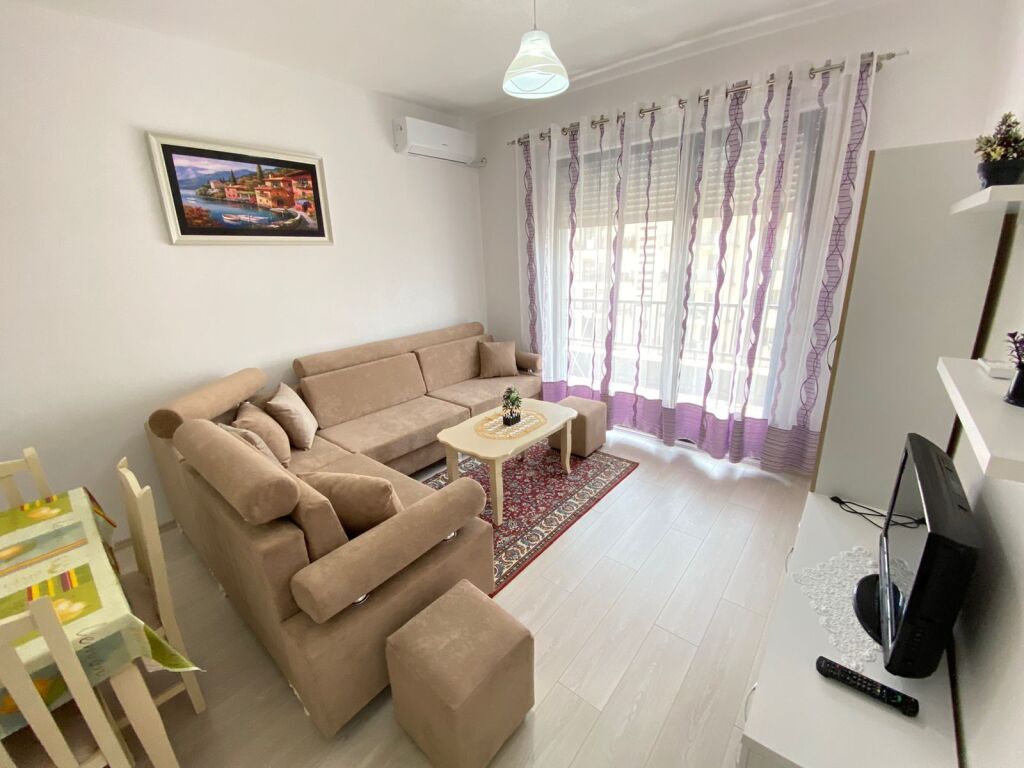 🏡 Jepet me Qera Apartament 3+1  📍 Kinostudio afer karburant kastratit 💰Cmimi 60.000 Lekë/Muaj 🚗 me parkim