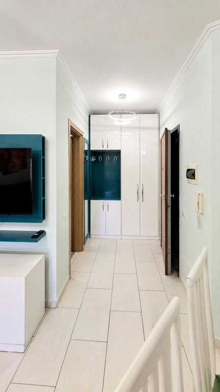 Ish Tregu Elektrik - Jepet Me Qera 2+1+2 Modern Me Ashensor Apartamenti ka nje siperfaqe 110m2, e madhe per nje jetese sa me te mire Apartamenti ndodhet ne katin e 3 Lokacioni eshte me i kerkuari per momentin per nje jetese familjare 1 Sallon 1 Kuzhine e dedikuar 2 Dhoma Gjumi Kondicioner ne cdo ambjent 2 tualete te medha 1 Post Parkimi i perfshire ne cmim 5,000 LEKE 1 Post Parkimi tjeter extra