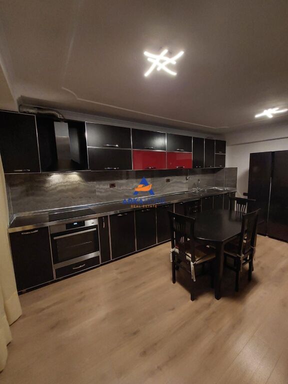 VENDESI APPARTAMENTO 2+1 "MYSLYM SHYRI" 2900000 LEKË( TRATTABILE)
