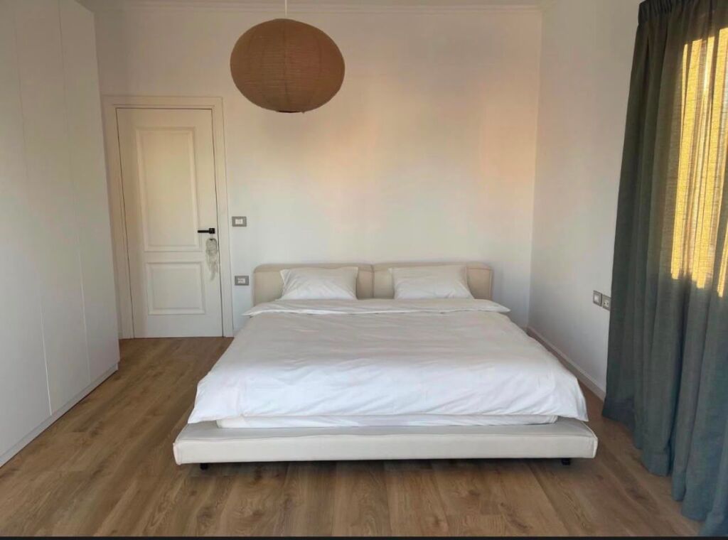 Ish Blloku - Jepet Me Qera Penthouse Luxury 100m2 + 130m2 Verande Apartamenti ndohet ne katin e fundit te nje pallati te ri me ashensor Ky Penthouse ofron nje jetese luxury dhe te qete ne zonen me te mire te qytetit, ne Bllok. Apartamenti organizohet ne nje sallon te bollshem dhe me drite natyrale, dy dhoma gjumi, nje ambjent gatimi dhe nje verande 130m2 Lokacioni eshte prane shkolles Edith Durham