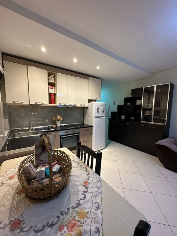 🏢 Nella zona di Rr.se Dibres, Rr. Gjon Buzuku, si affitta appartamento 1+1 arredato 45.000 Leke