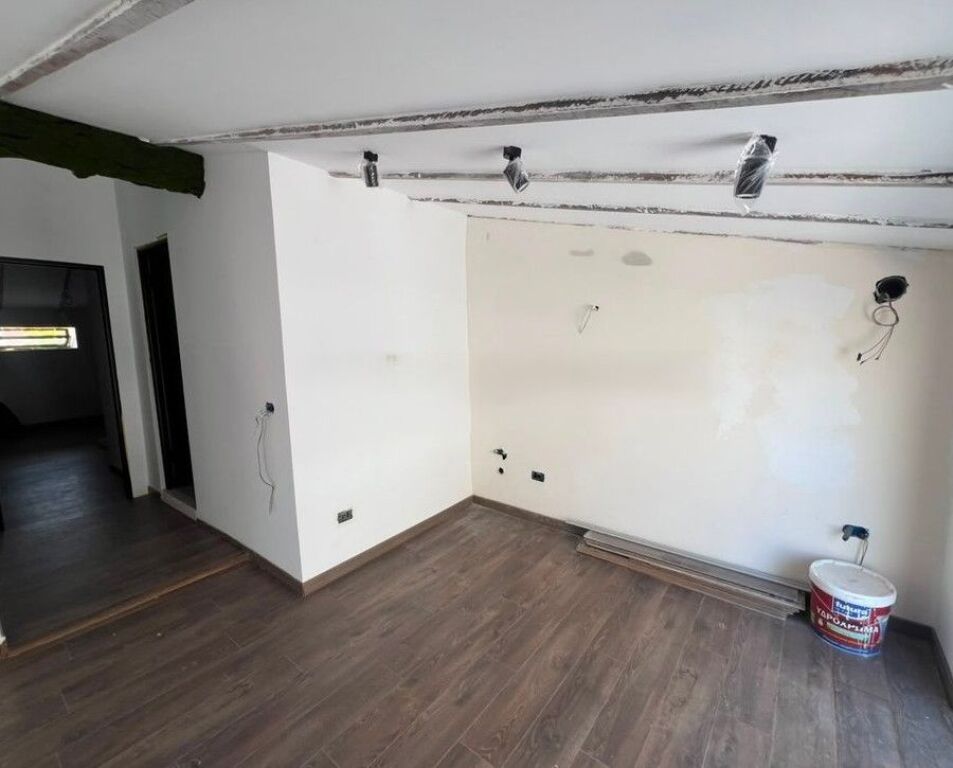 Apartament 1+1 për shitje tek Shallvaret! 190,000 €