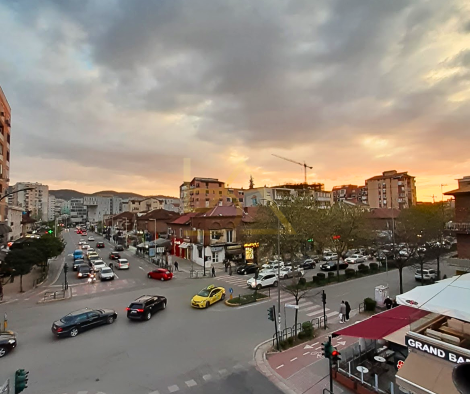 Apartament 1+1 për Shitje – Komuna e Parisit, Tiranë