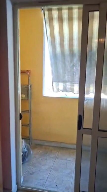 Shitet apartament 2+1 Sipërfaqe neto 91 m² Kati 5 i fundit pa ashensor Pallat 1977 Me hipotek  Ka nevoj per restaurim  Çmimi 200 milion lek  📍Qender ,Mbrapa Fakultetit te Shkencave