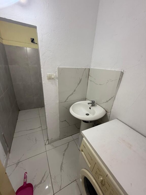 Garsoniere me qera ne Laprake prane Bllokut Gintash (28,000 leke)
